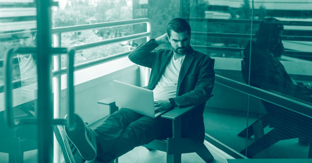 Symbolbild für Data Science Weiterbildung: Mann sitzt am Laptop auf einem Balkon